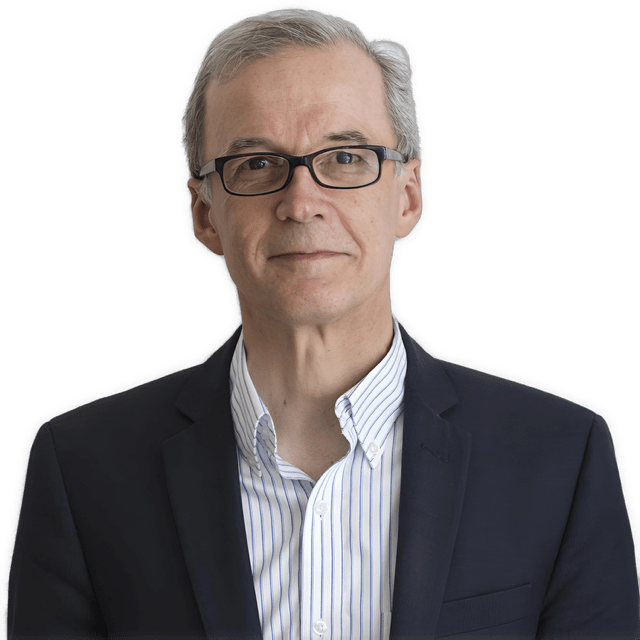 An enhanced color photographic headshot cutout of Matthias Steup wearing glasses and an unbuttoned at-the-neck white shirt with a grid pattern under a black suit coat is used for visual identification.